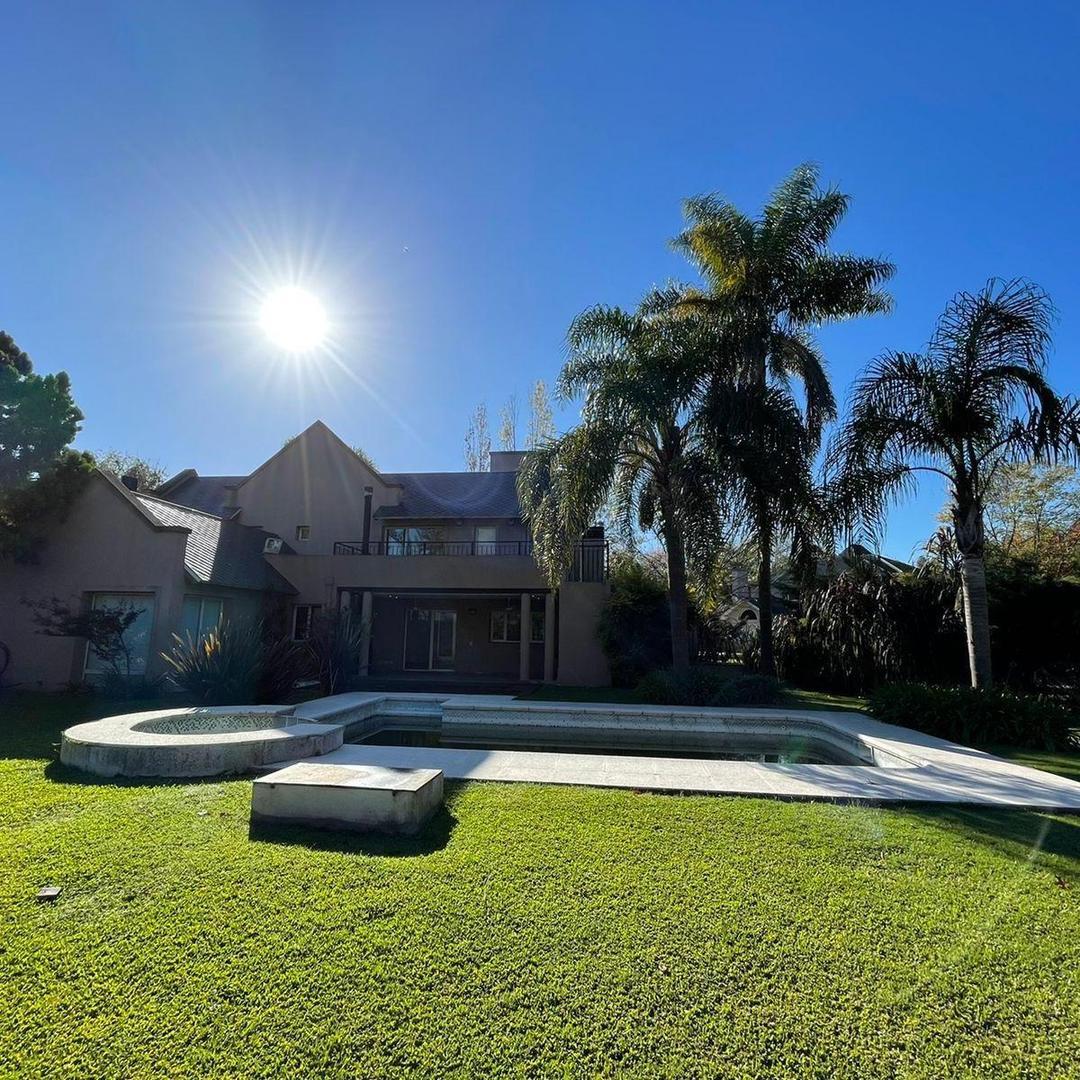 Casa en Venta con 2 cocheras