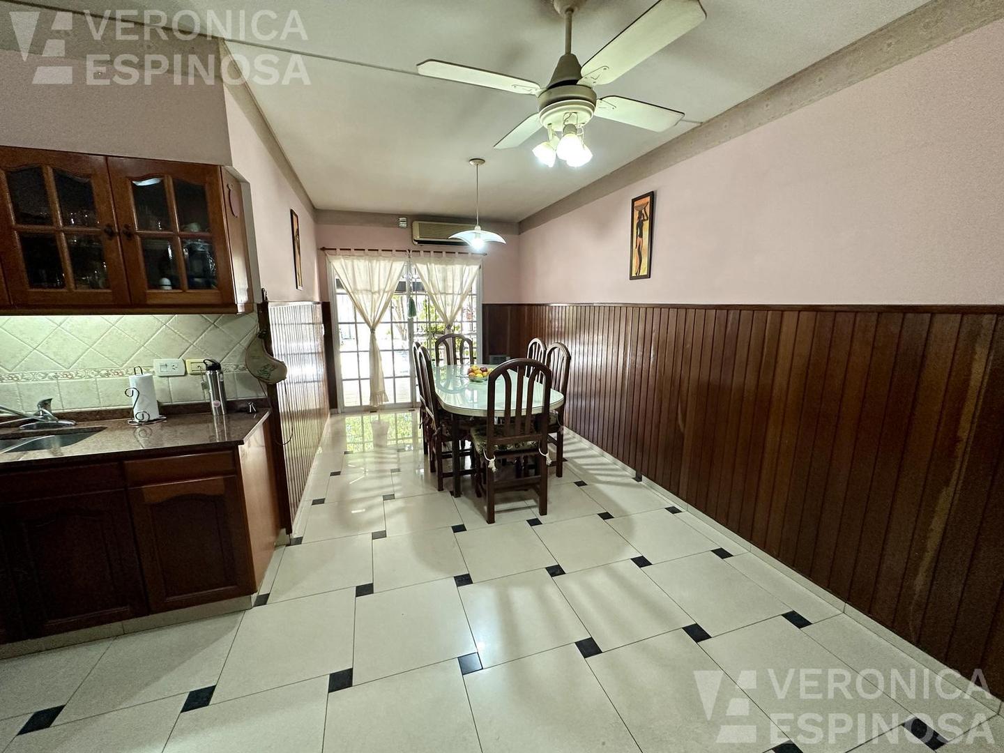 Casa en Venta con 2 cocheras