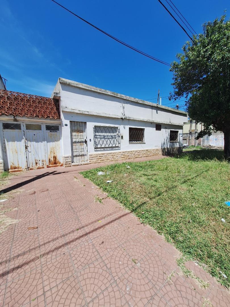 Venta Casa 4 ambientes c/ fdo y gge. Quilmes Oeste.