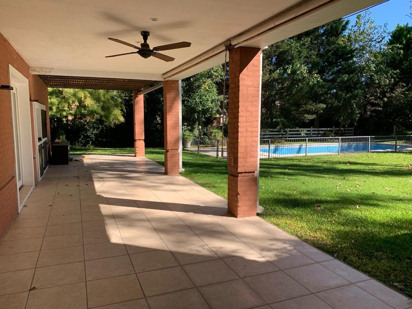 CASA VENTA PILAR MAYLING LOTE CENTRAL MODERNA