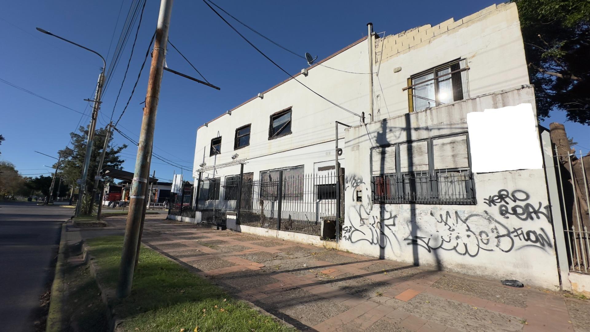 Avenida Cervantes Y Avenida Isidoro Iriarti