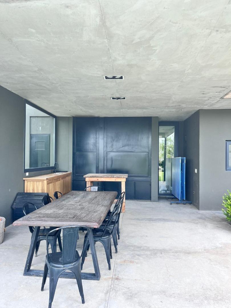 Casa en Alquiler Temporal con 4 cocheras