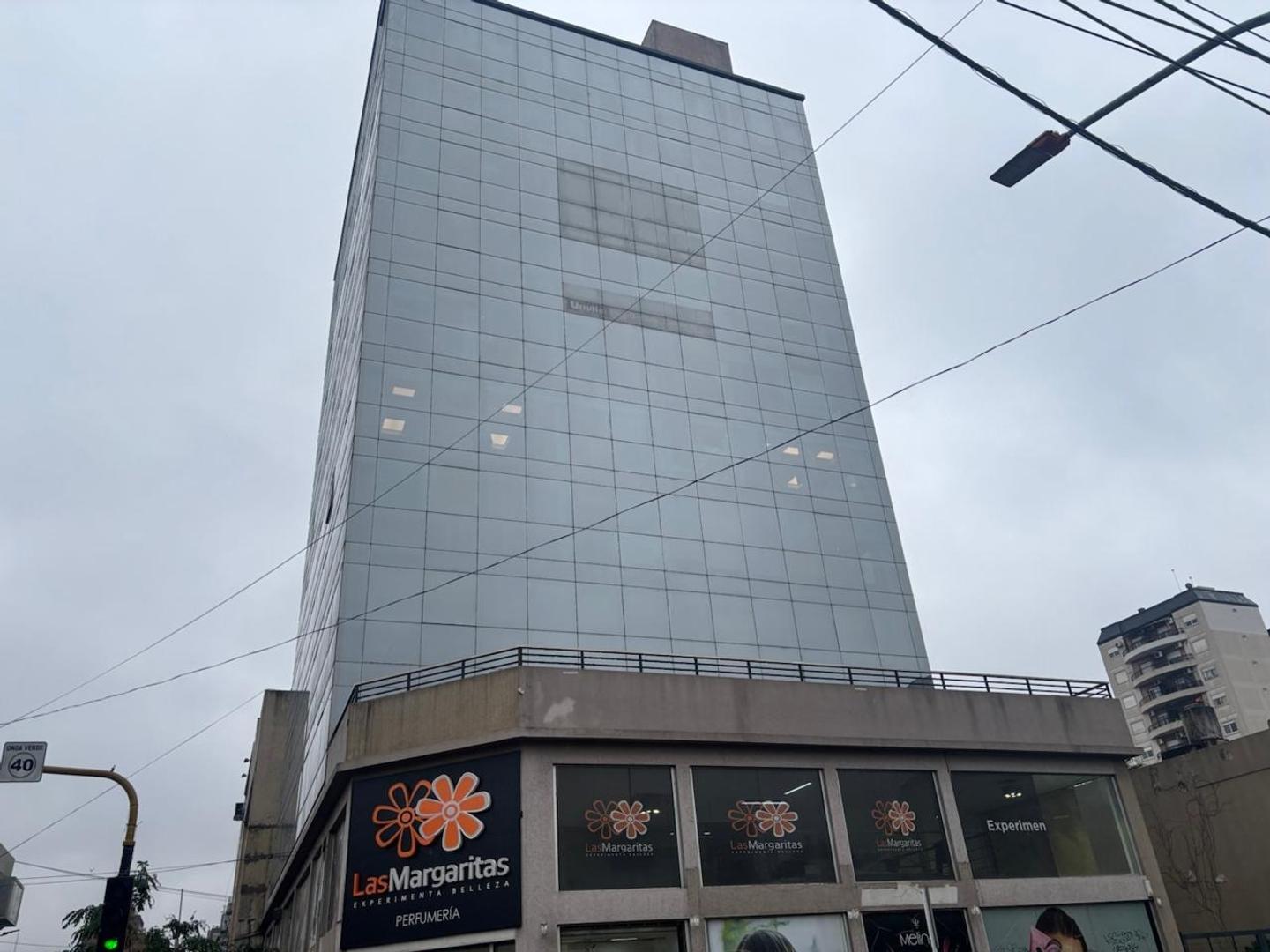 ESPECTACULAR OFICINA 95 M2 LISTA P/ OCUPAR EN EDIF. PREMIUM