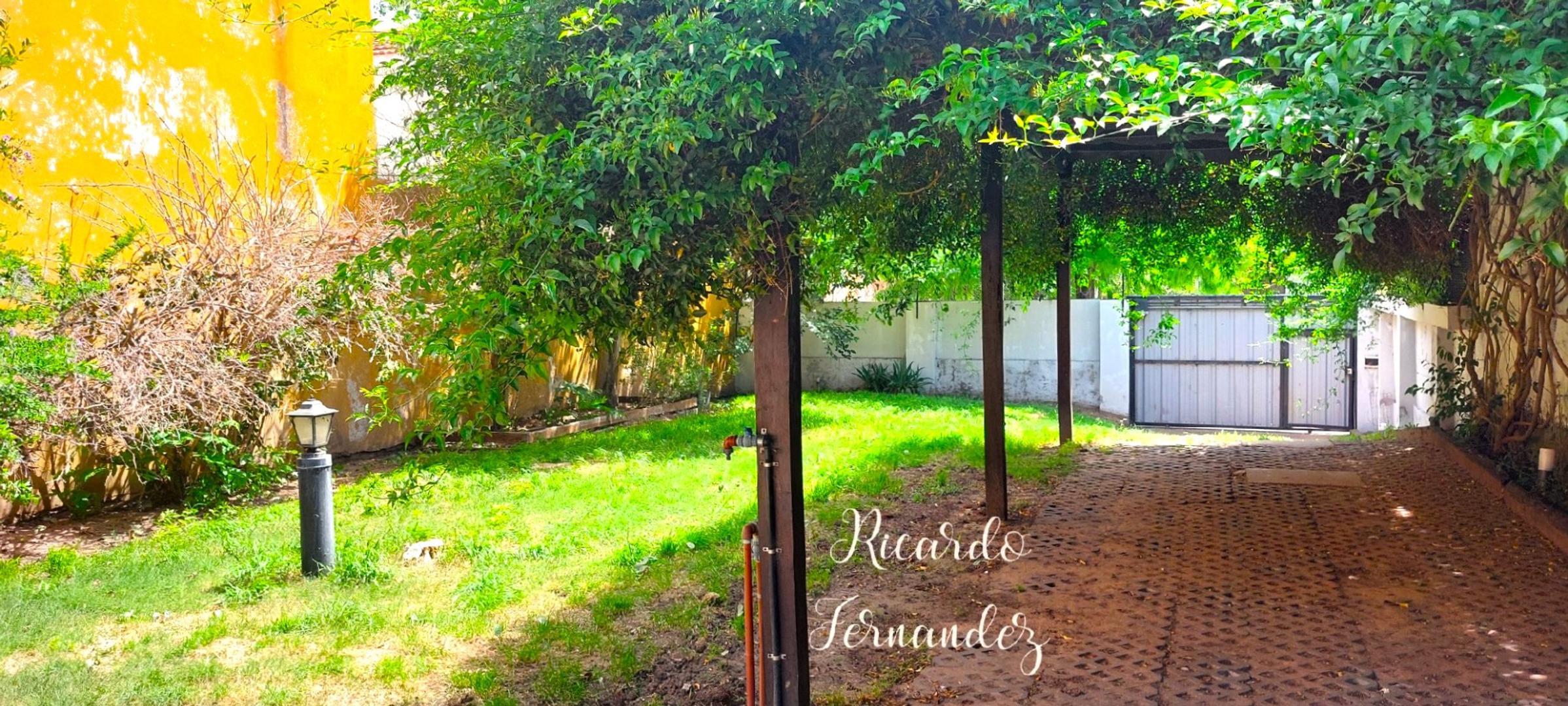 HERMOSA CASA, GRAN JARDÍN, GARAGE, ENTRADA VARIOS AUTOS