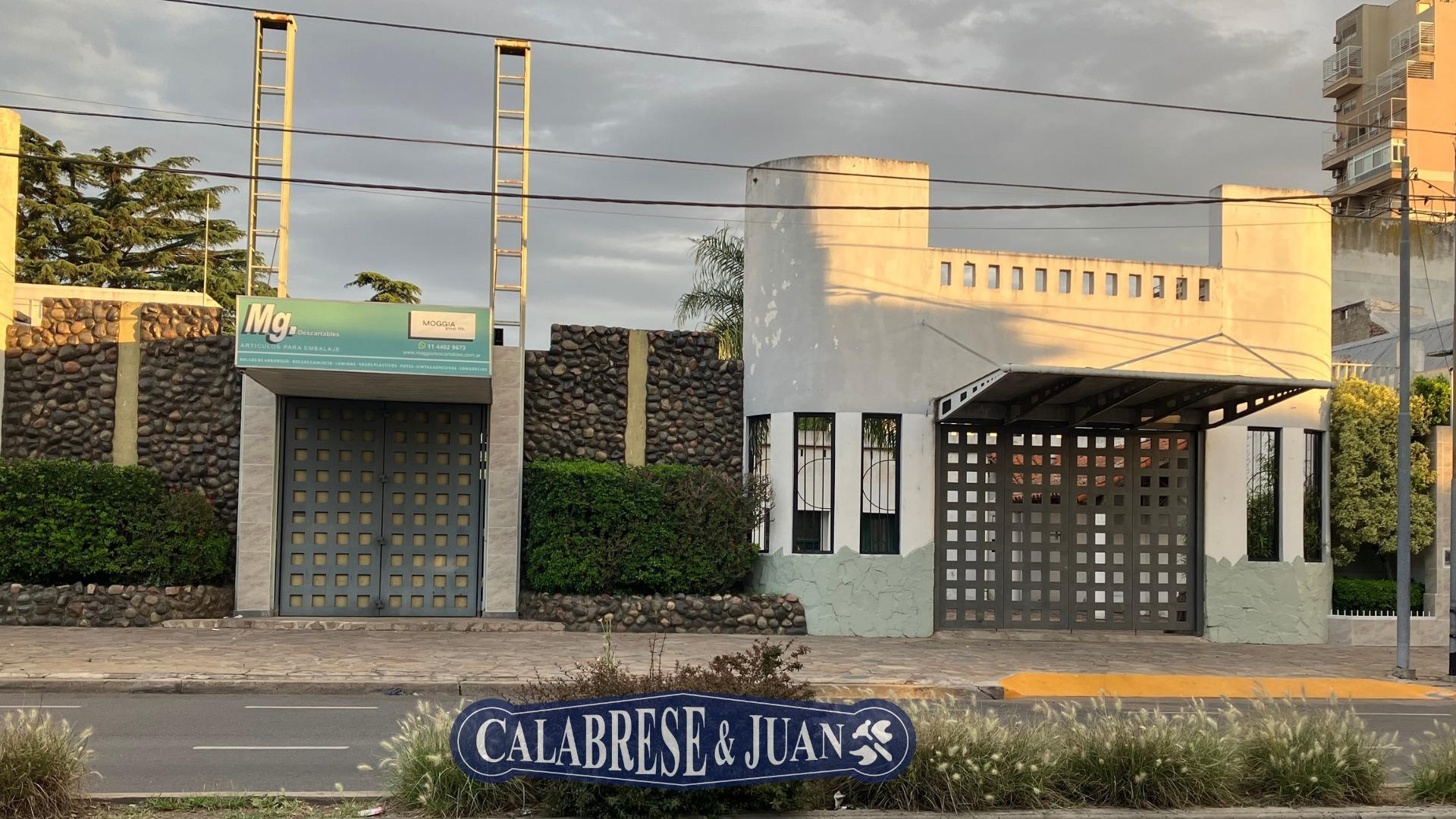 Importe propiedad sobre avenida con entrada para vehículos