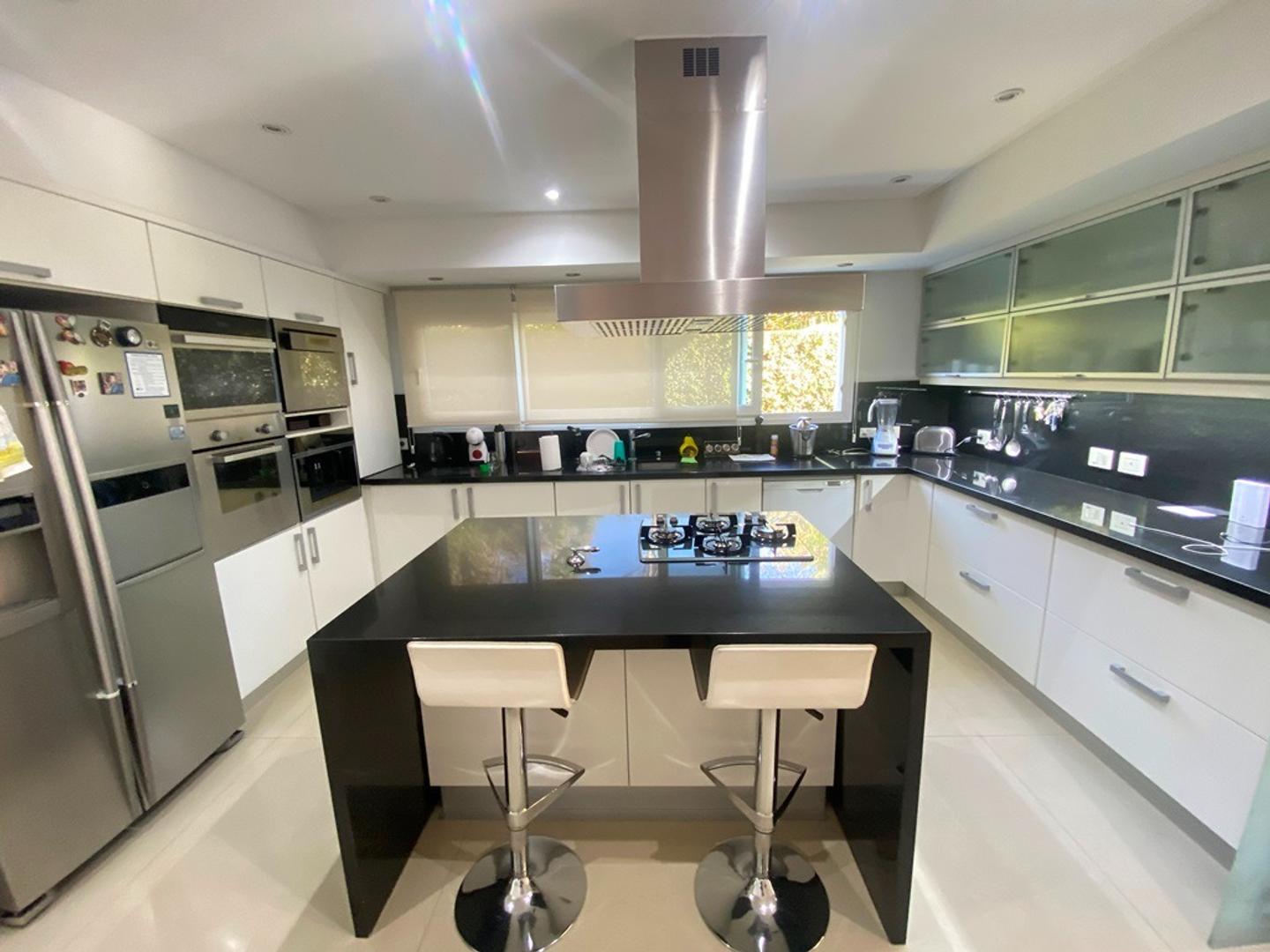 Casa en Venta con 4 cocheras