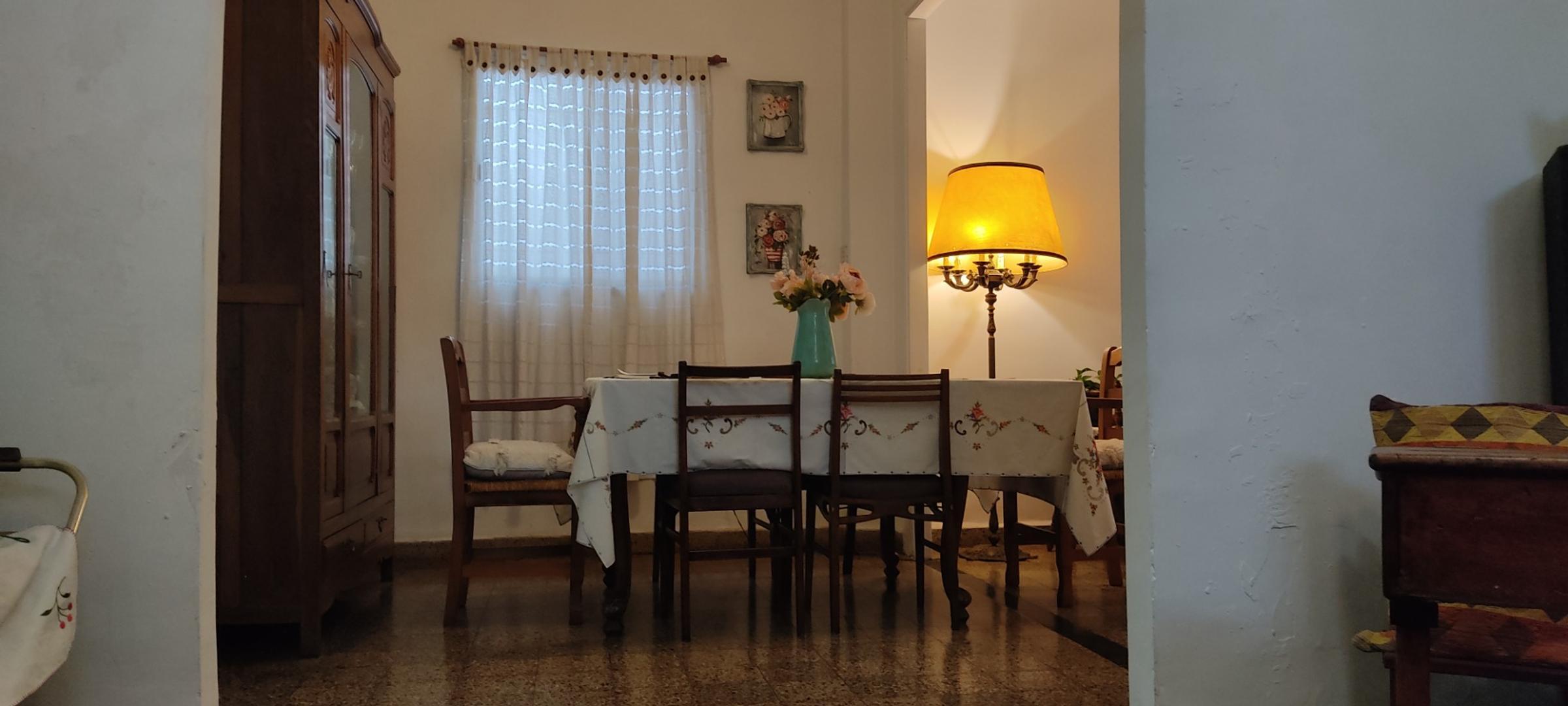 Casa 5 AMB, 3 dormitorios, sala de estar, patio.