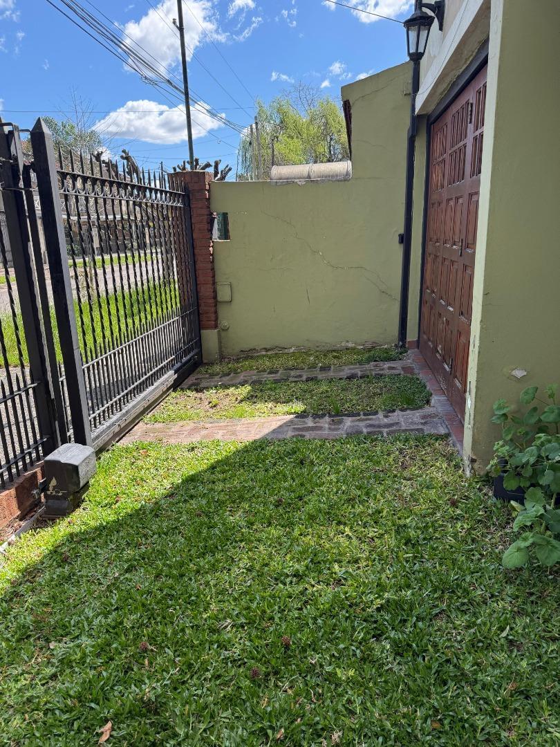 EXCELENTE ZONA EN ADROGUE CASA DE 5 AMB 