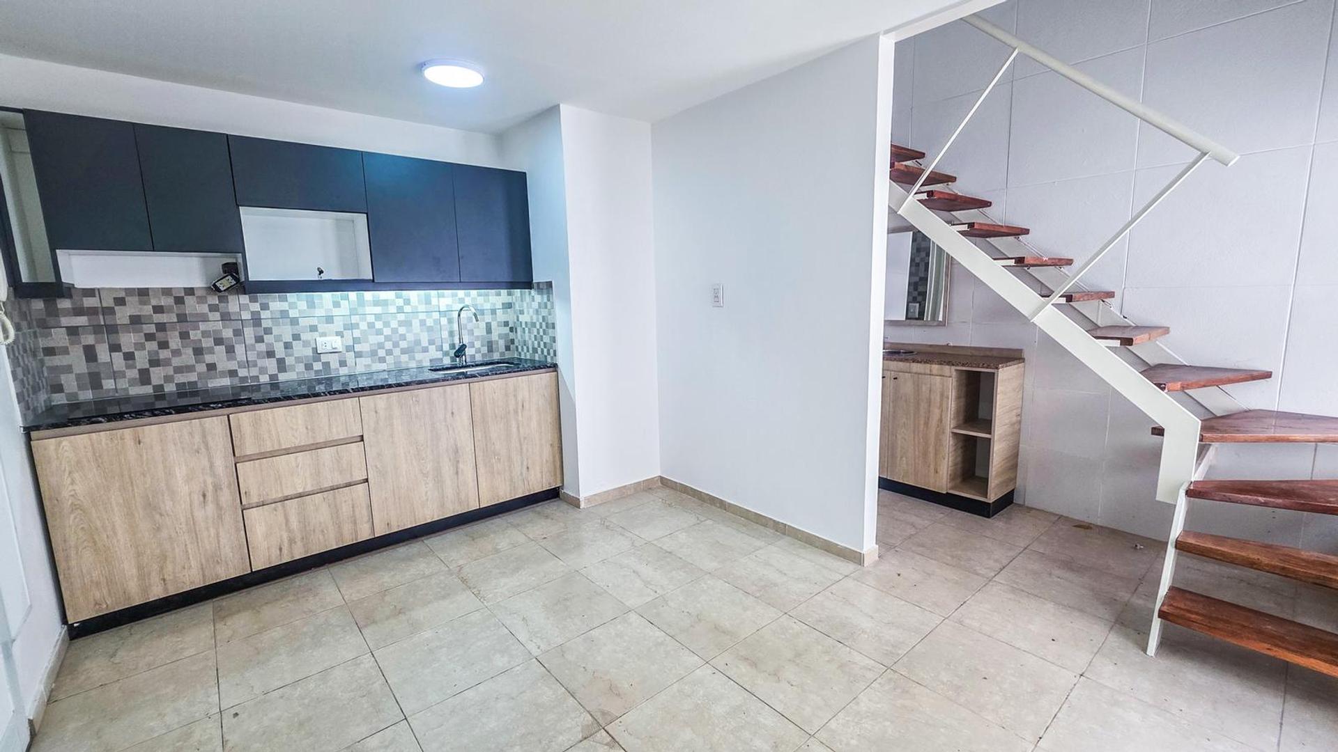 VENTA - Departamento dúplex de 1 dormitorio con patio, Centro - Rosario