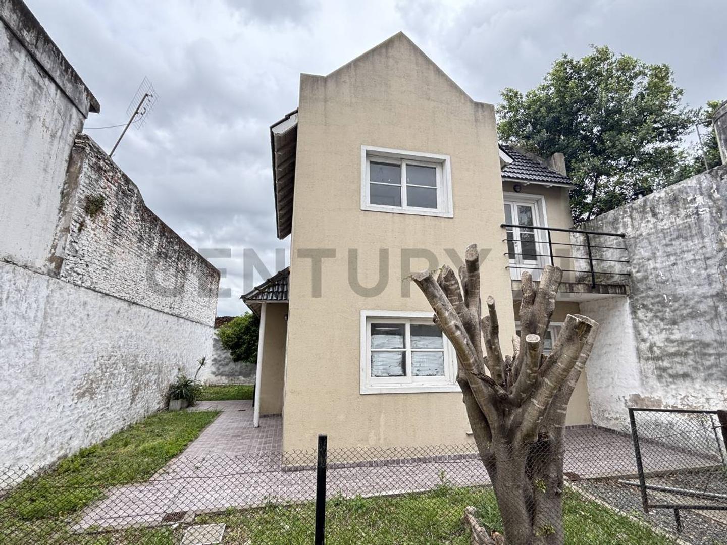 Dúplex con gran parque privado en entorno verde de Turdera