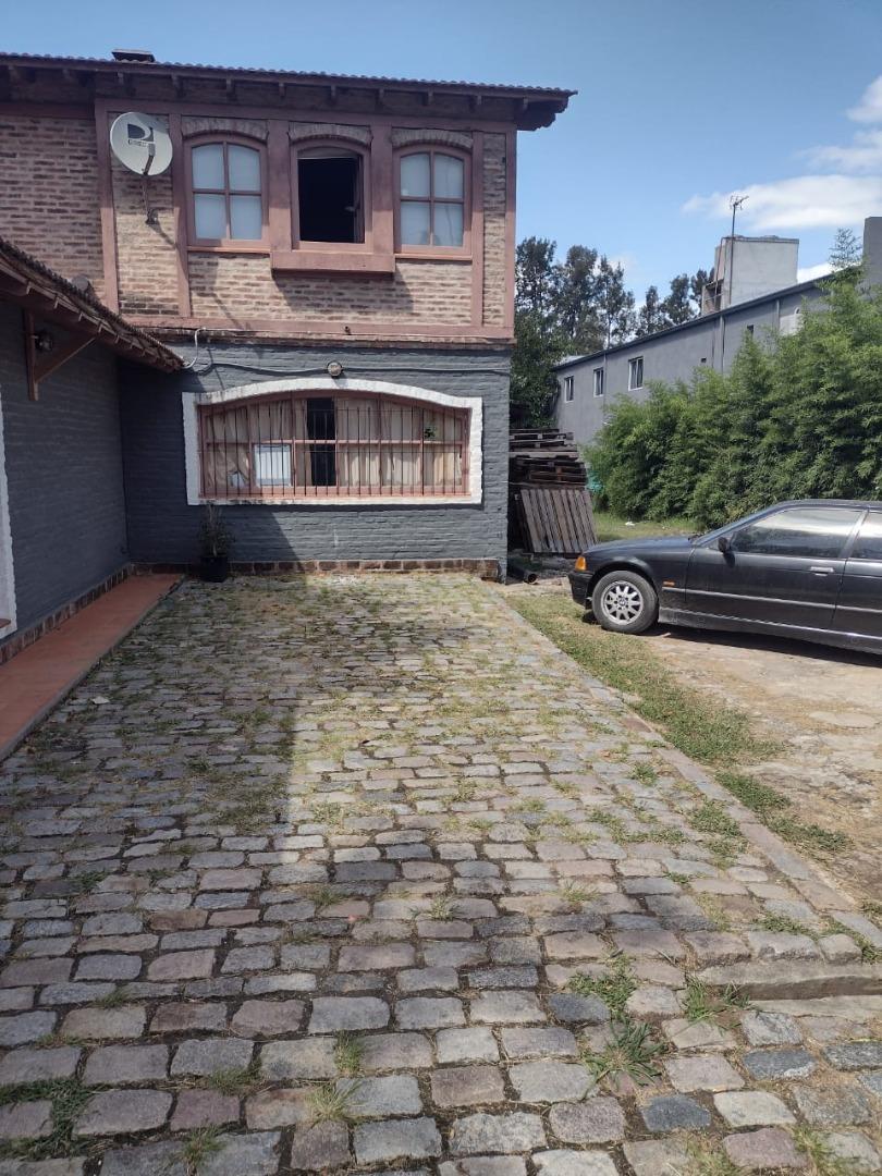 DOS GALPONES y CASA sobre Ruta 25.- Zona industrial