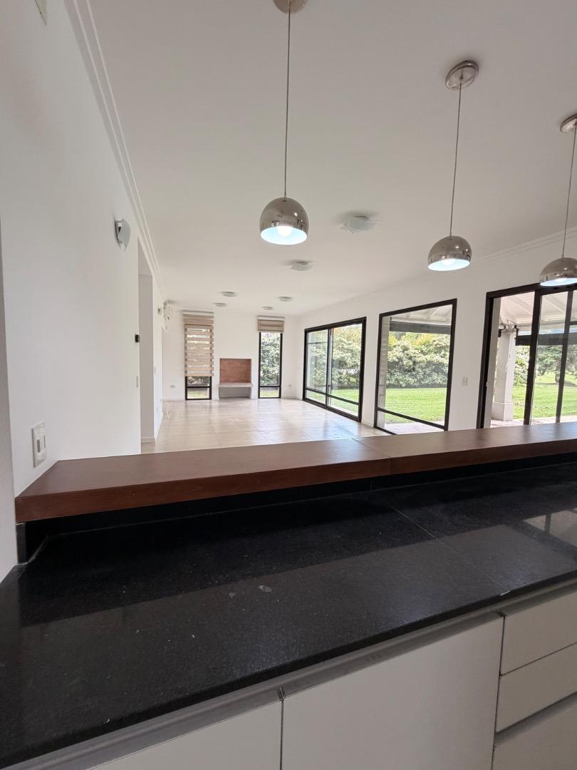 Casa 5 ambientes con 4 baños