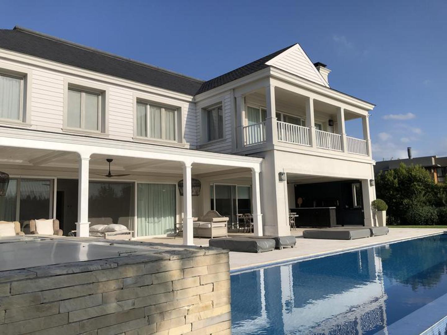 Excelente residencia en venta en Albanueva con amarra, sobre el canal central