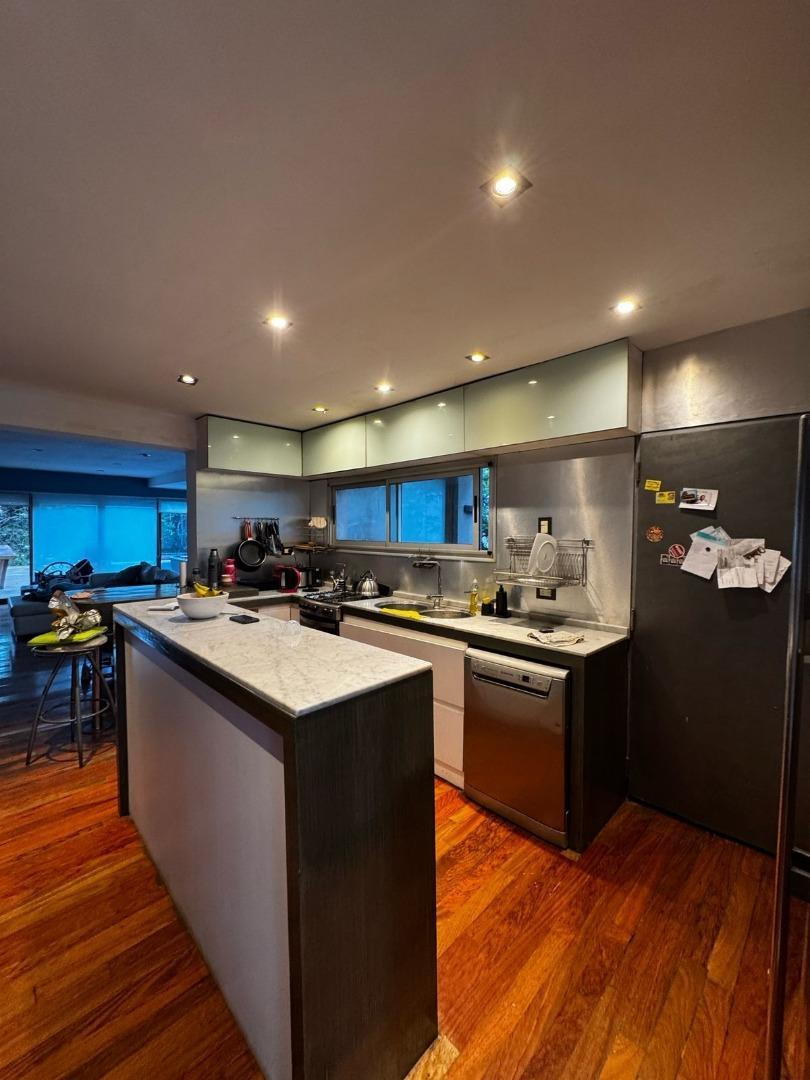 Casa 8 ambientes con 3 baños