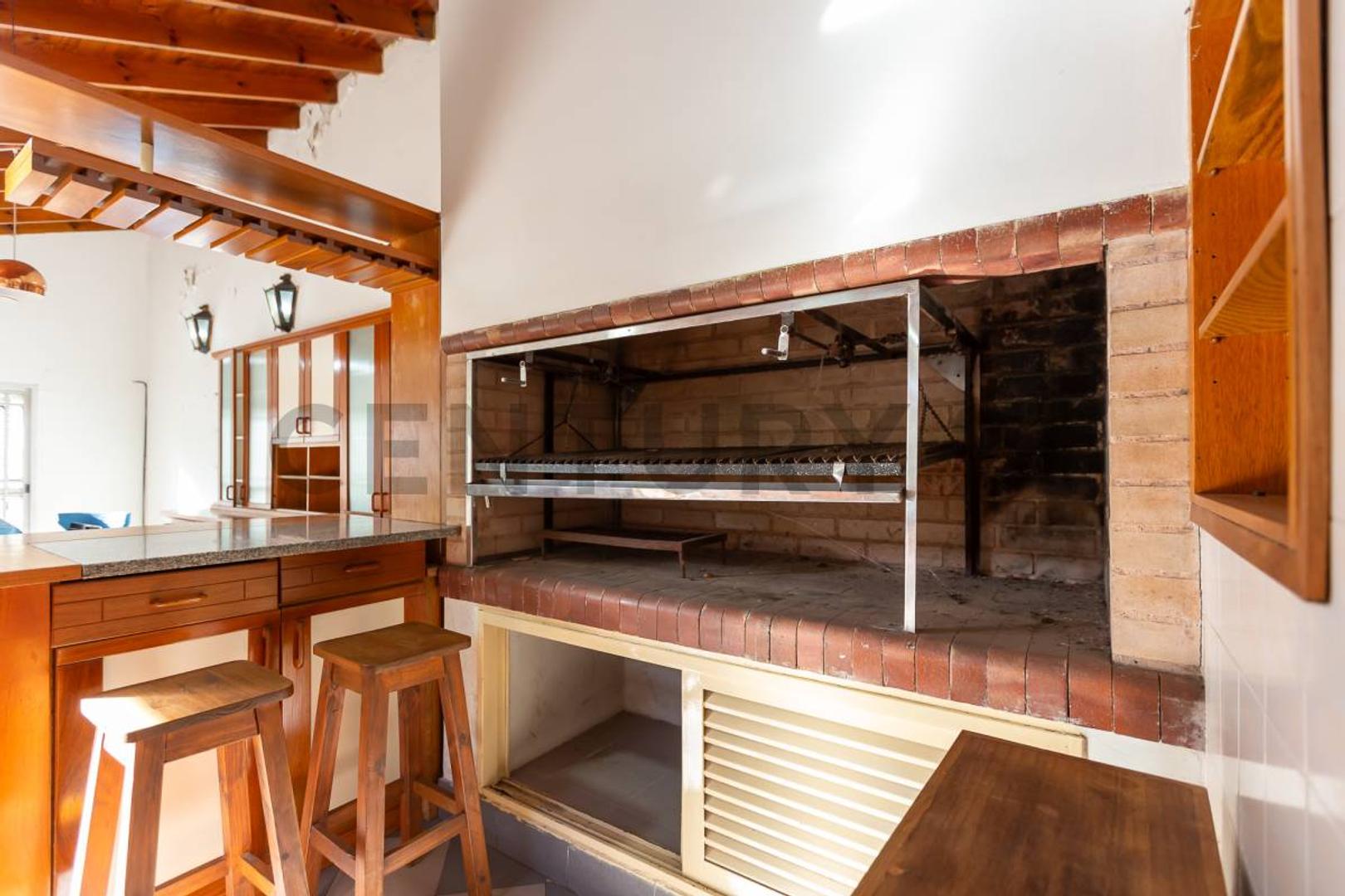 Casa 4 amb c/jardín, quincho y garage Villa Bonich. Permuta