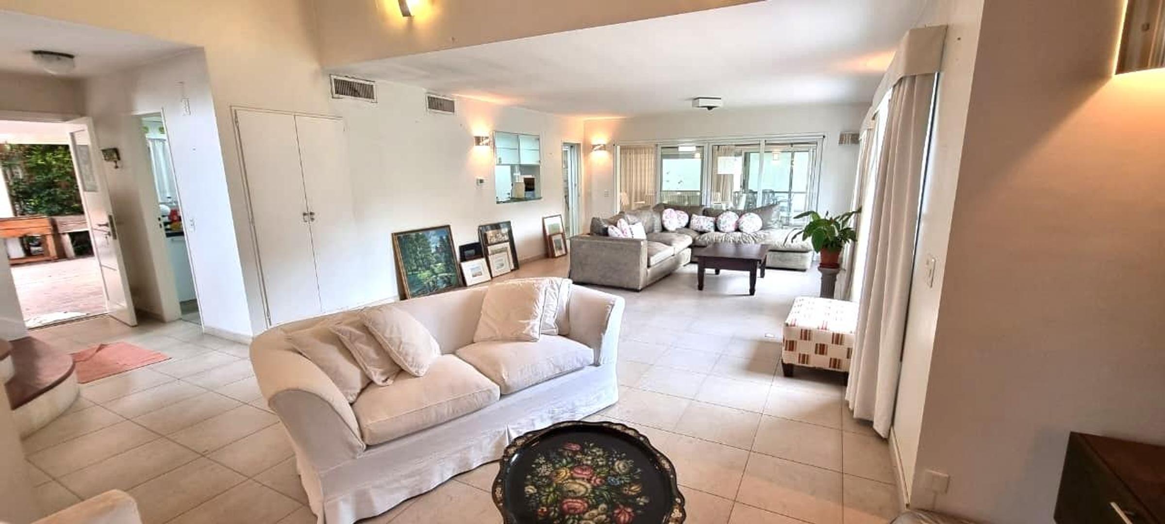 Casa 5 ambientes con 4 baños