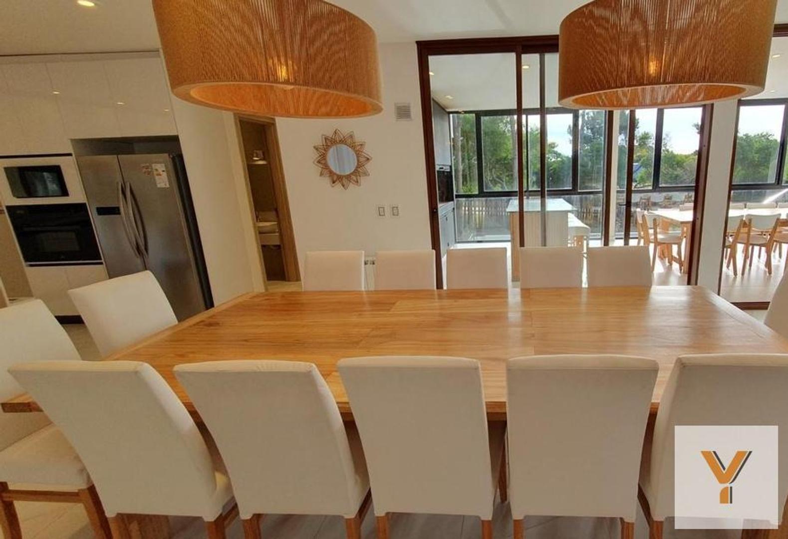 Casa 9 ambientes con 6 baños