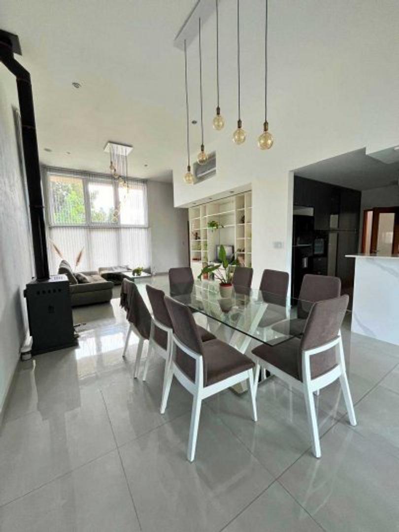 Casa en Venta con 5 cocheras