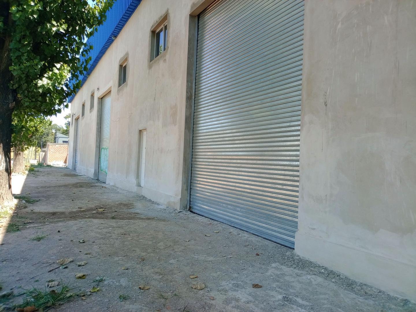 TRES GALPONES TERMINADOS EN VENTA SOBRE ACCESO OESTE, MORENO