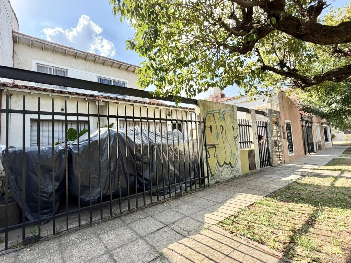 Chalet 4 ambientes a reciclar en excelente ubicación.