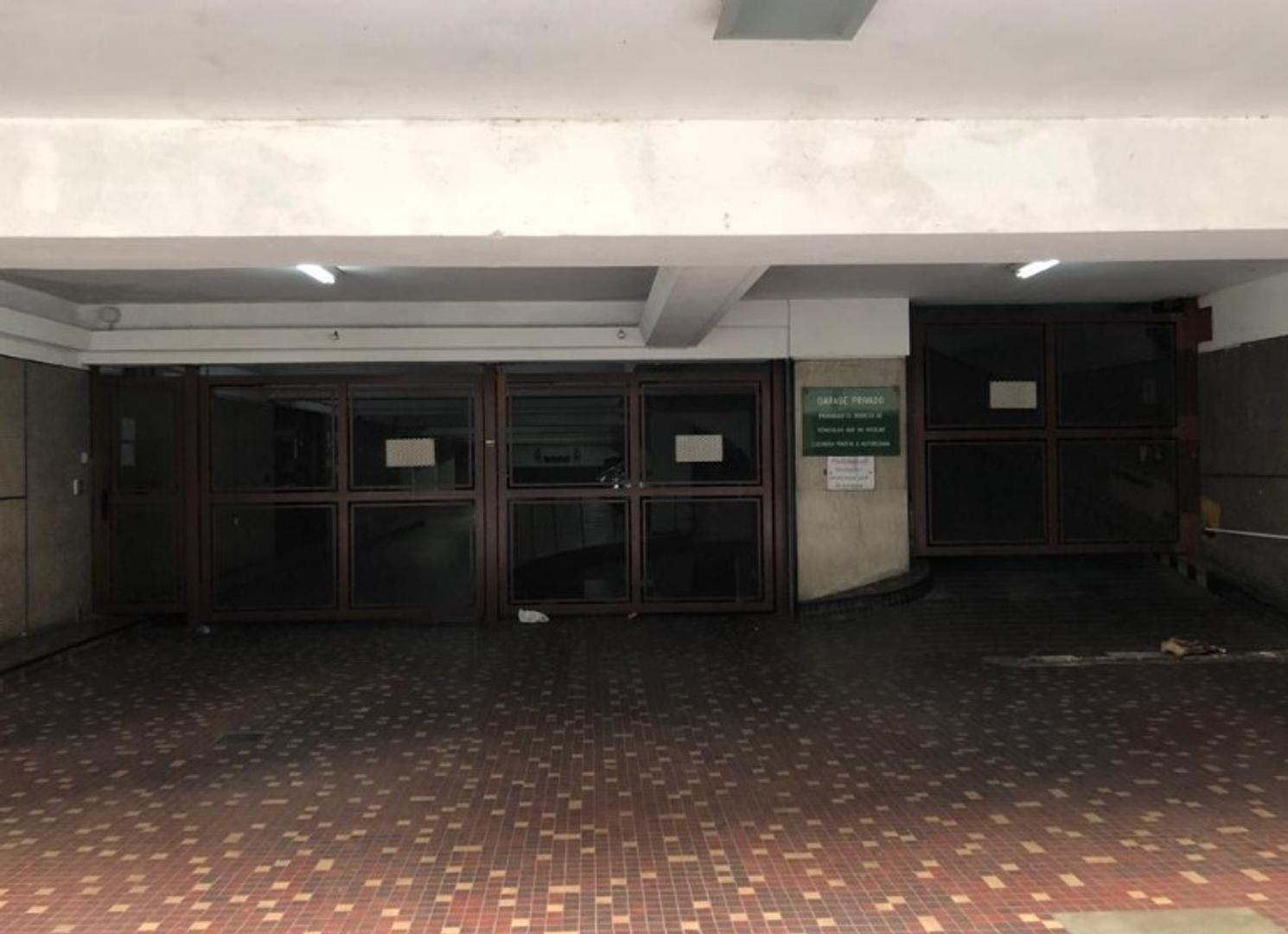 Excepcional cochera cubierta, en el segundo piso