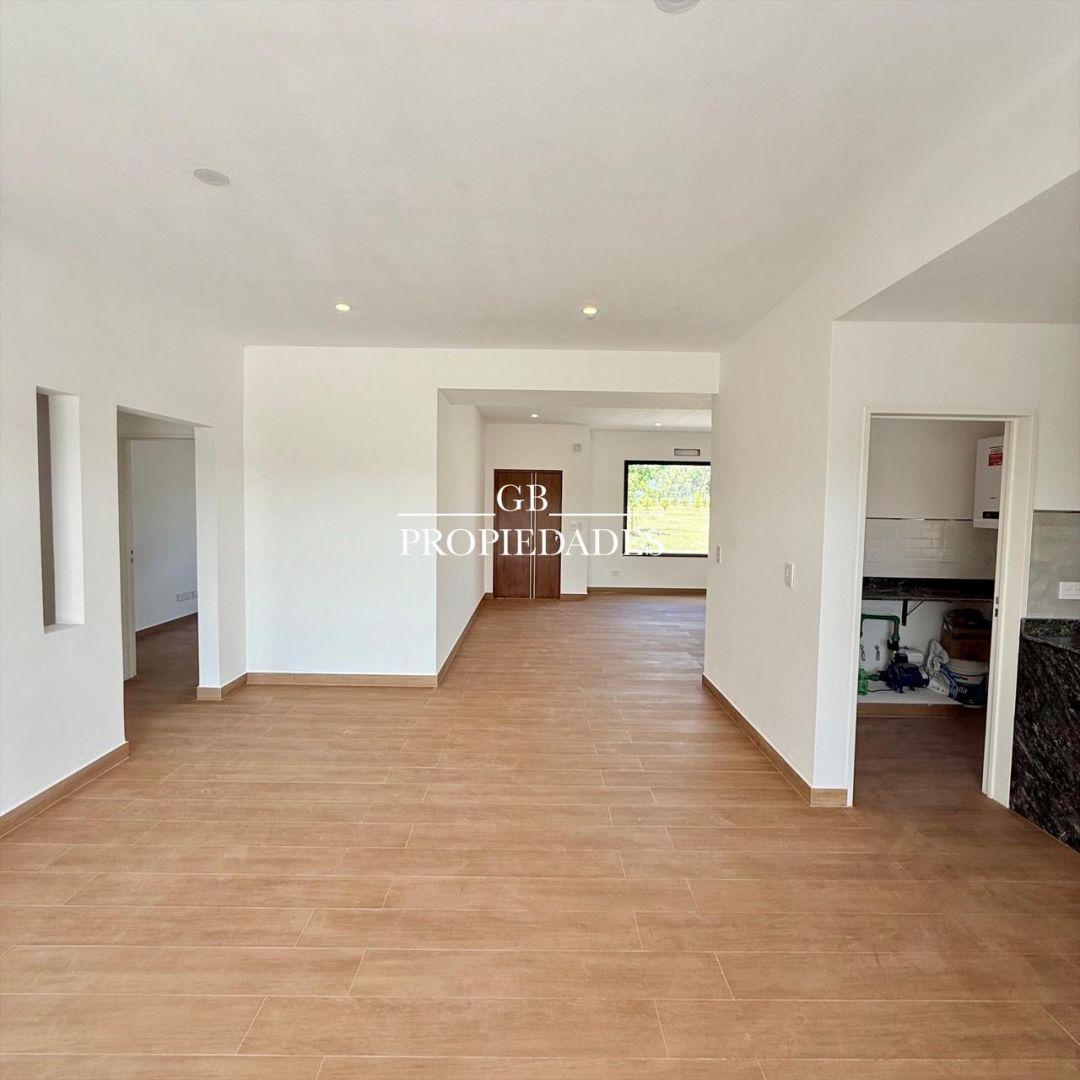 Casa en Venta con 3 cocheras