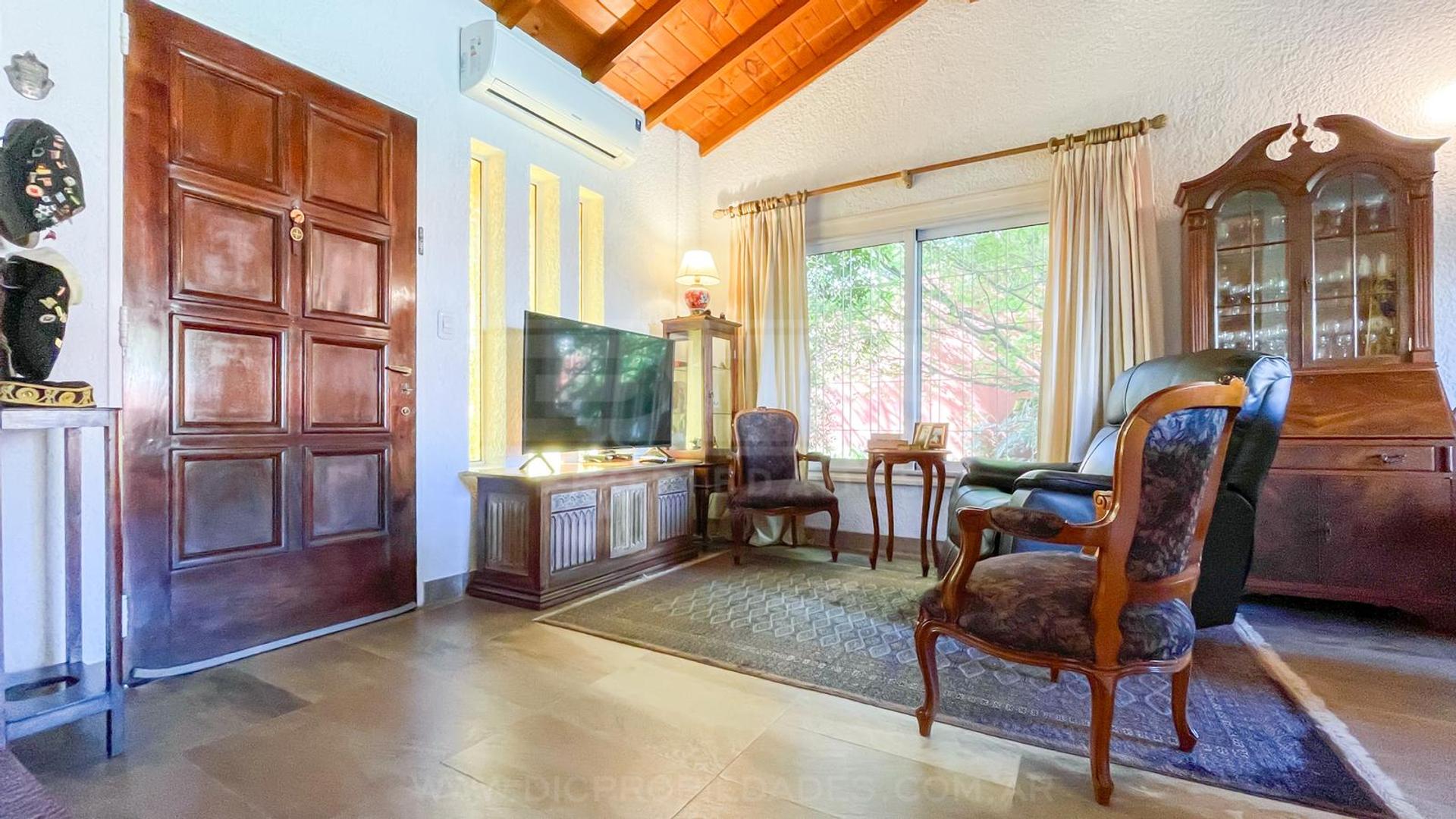 Ramon Castro al 2200 entre Caseros y Chacabuco