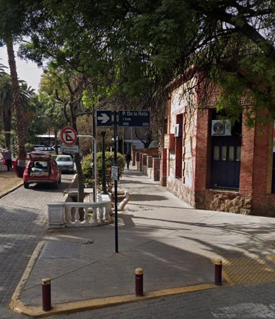 EXCELENTE ESQUINA DE 752.46M2 FRENTE A PLAZOLETA PELLEGRIN