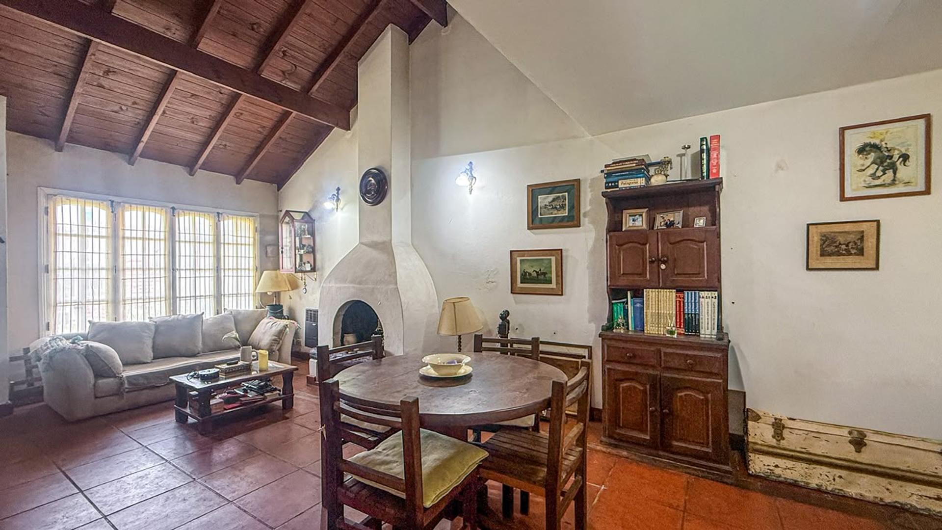 Casa en Venta con 2 cocheras