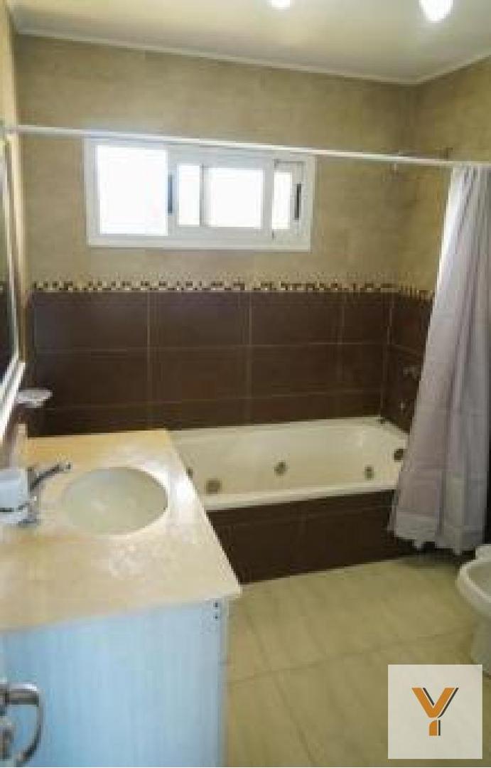 Casa 5 ambientes con 7 baños