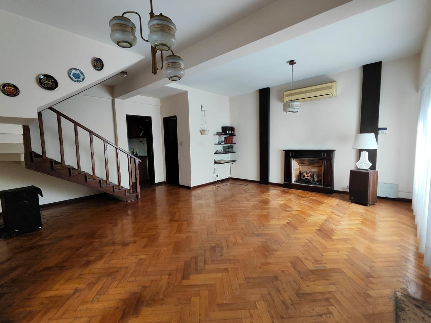 Importante casa en esquina frente a la plaza