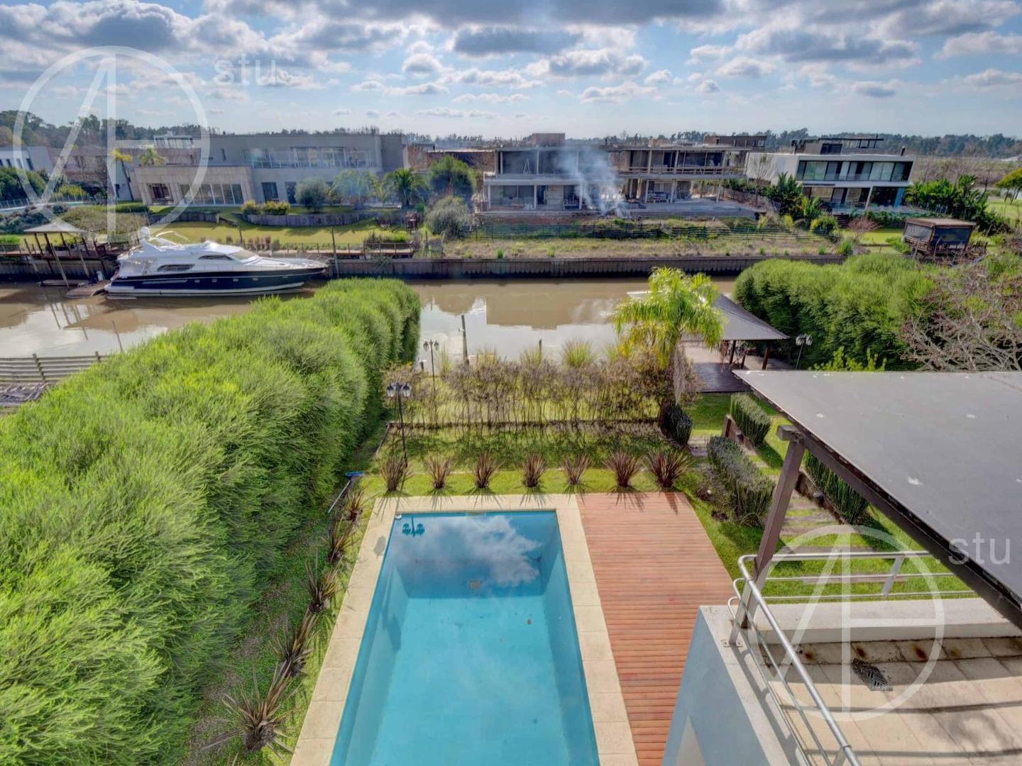 Casa en Venta con 2 cocheras