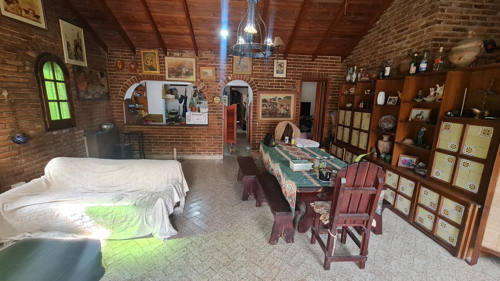 VENTA DE DOS CASAS EN AMPLIO TERRENO DE 8.66 X 32.77 BERNAL