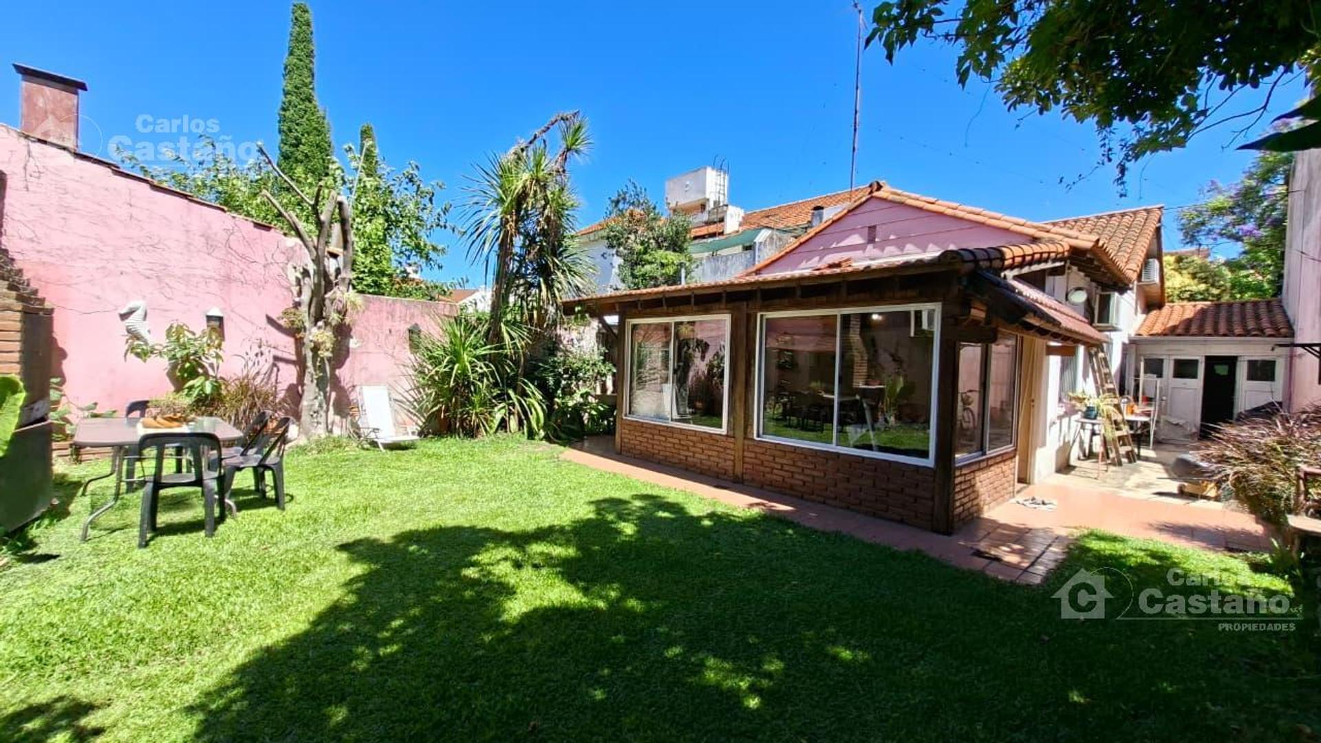 Clásico Chalet 4 Amb., 2 Garajes y Jardín