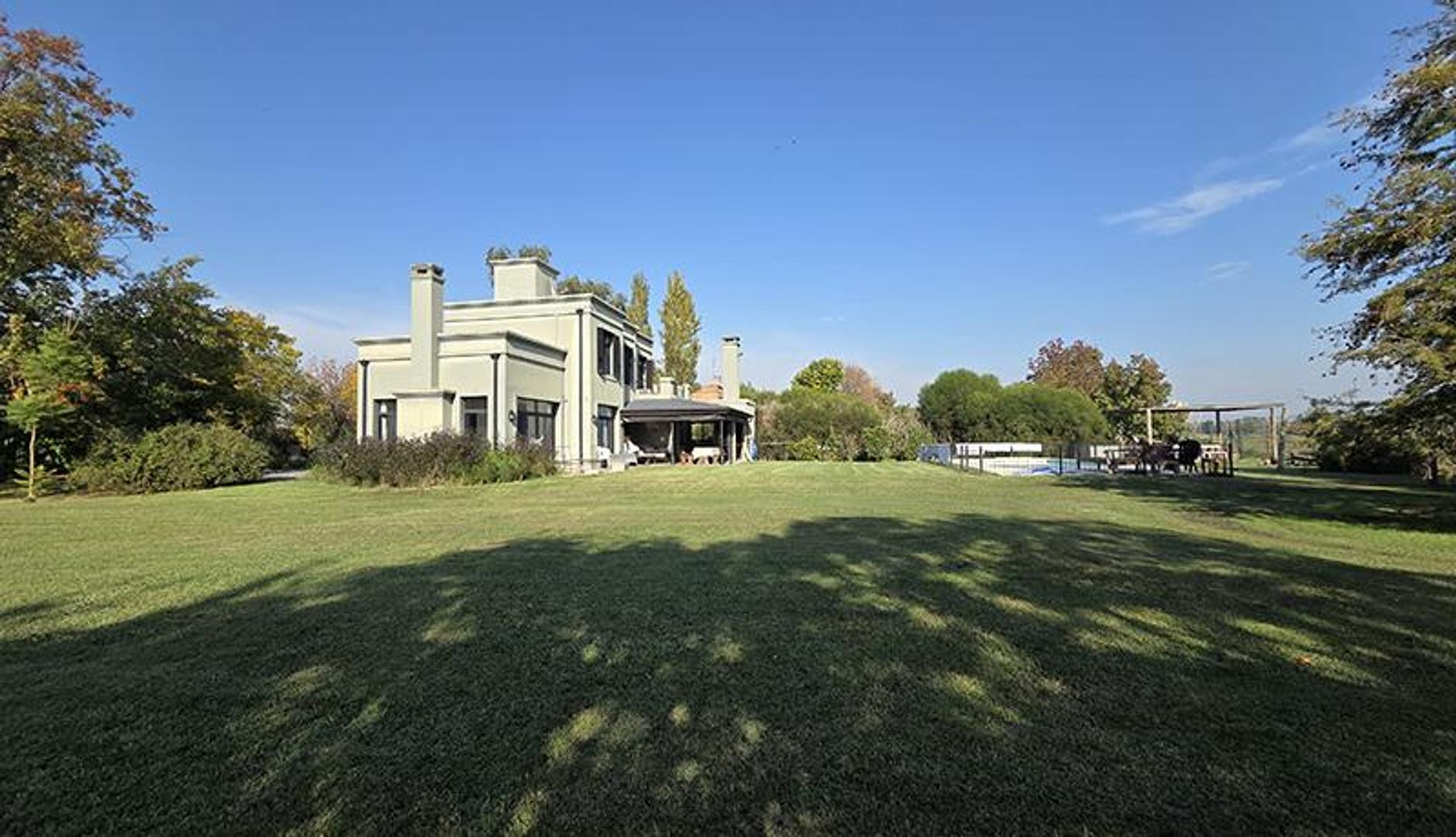 Casa en Venta con 2 cocheras