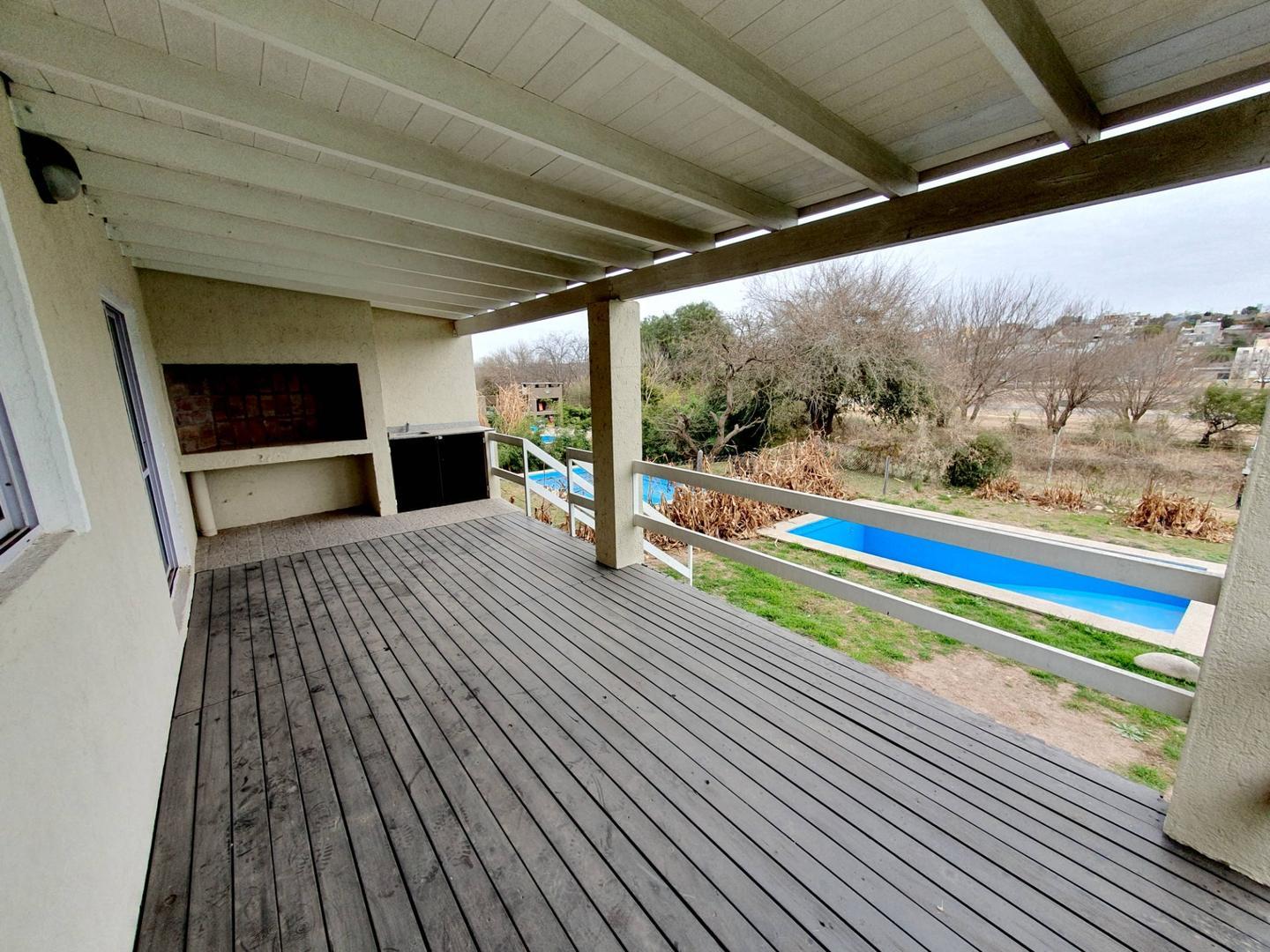 Casa 4 ambientes con 2 baños