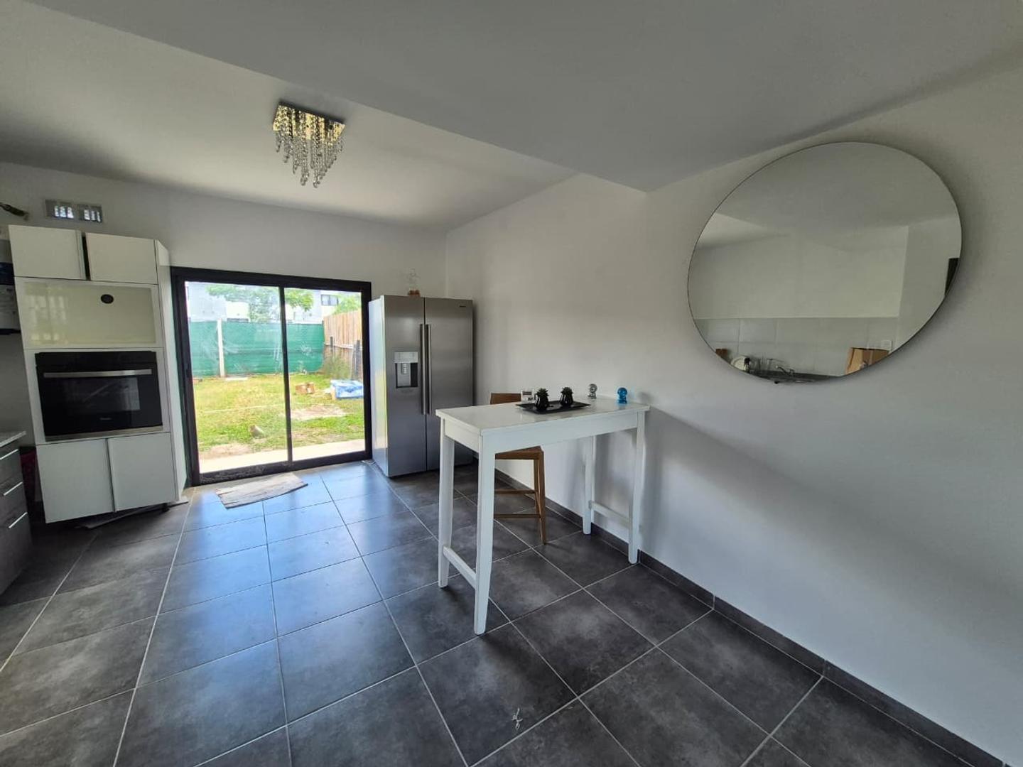 Casa en Alquiler con 2 cocheras