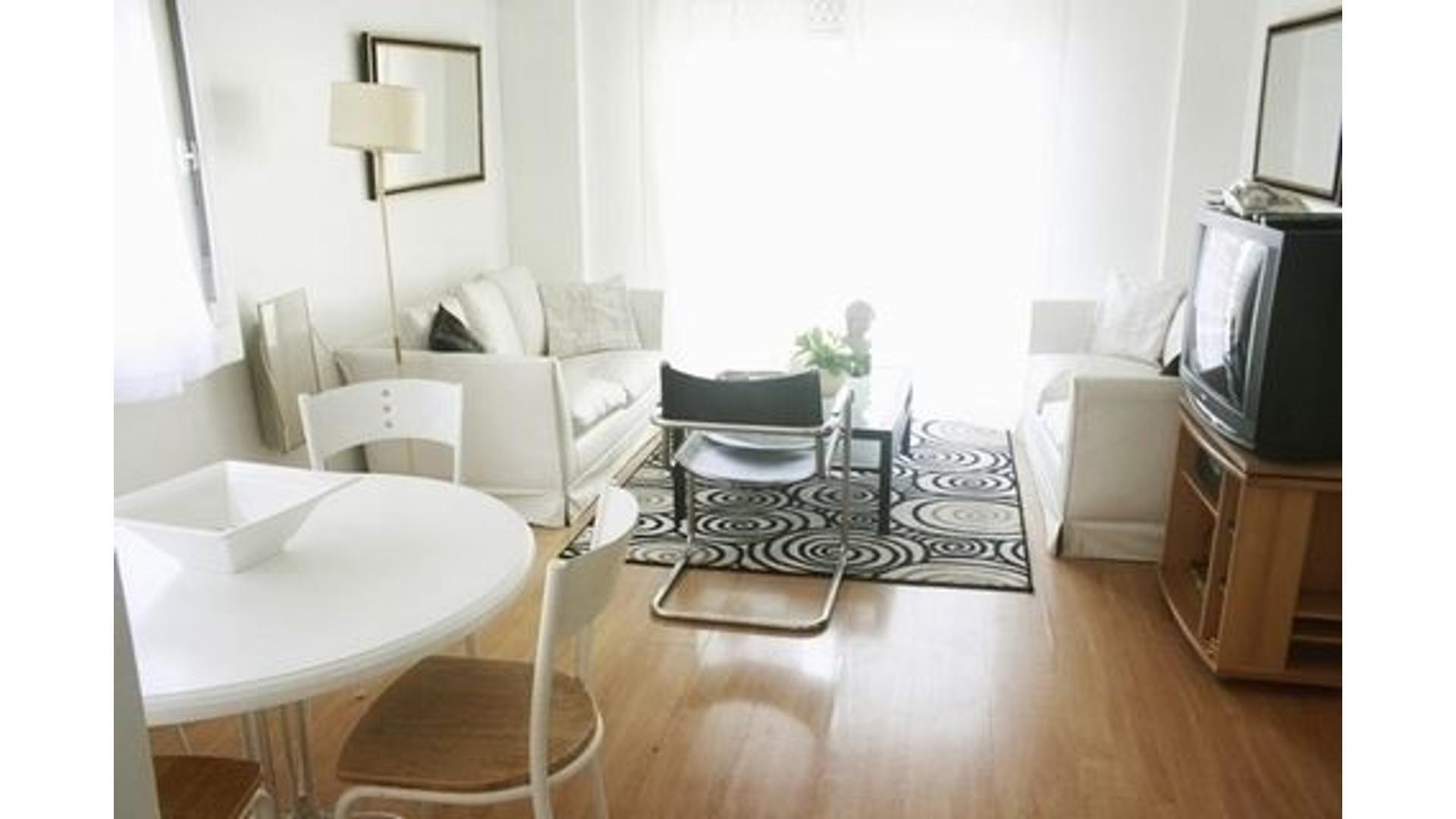 contrafrente con gran balcon corrido, silencioso y lleno de