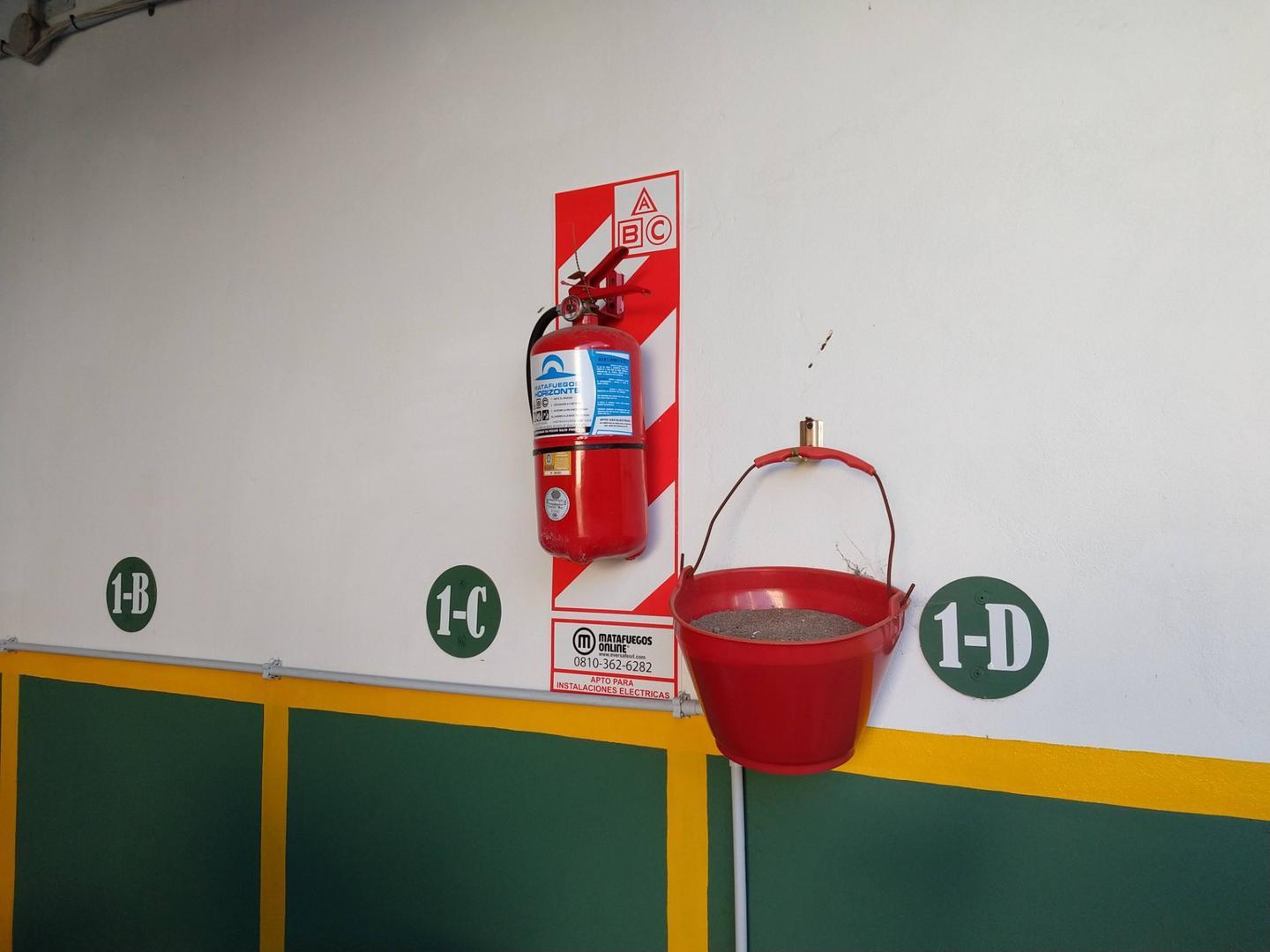 DOS LOTES R4 DONDE FUNCIONA ACTUALMENTE UNA COCHERA