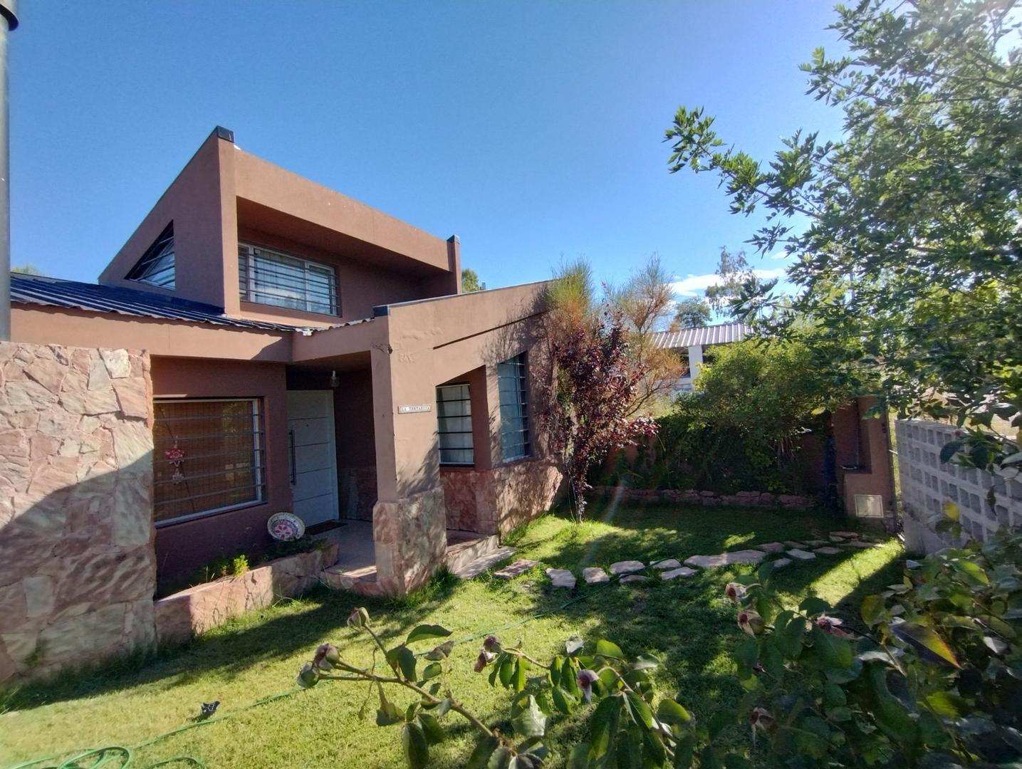 VENTA CASA en Piedras Coloradas - Villa el Chocón .