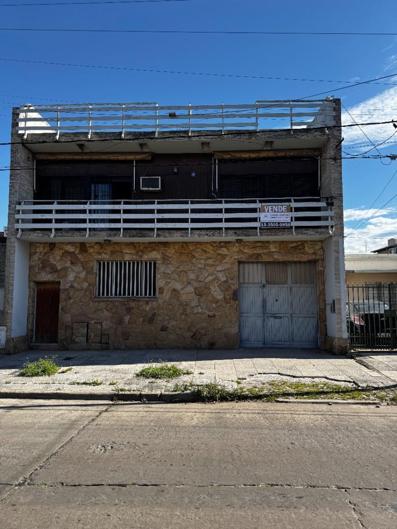 Galpón y PH 3 ambientes sobre lote propio. Venta en block.