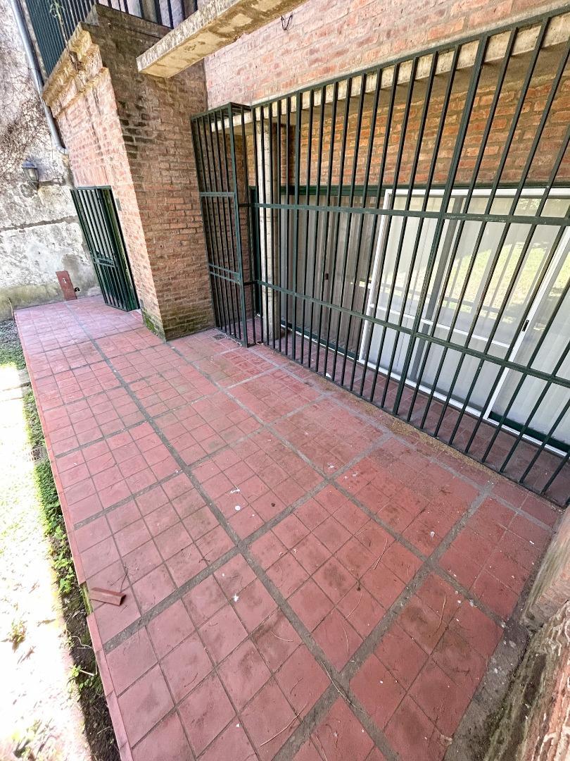 Casa en 2 plantas de 6 ambientes, DESTINO COMERCIAL.