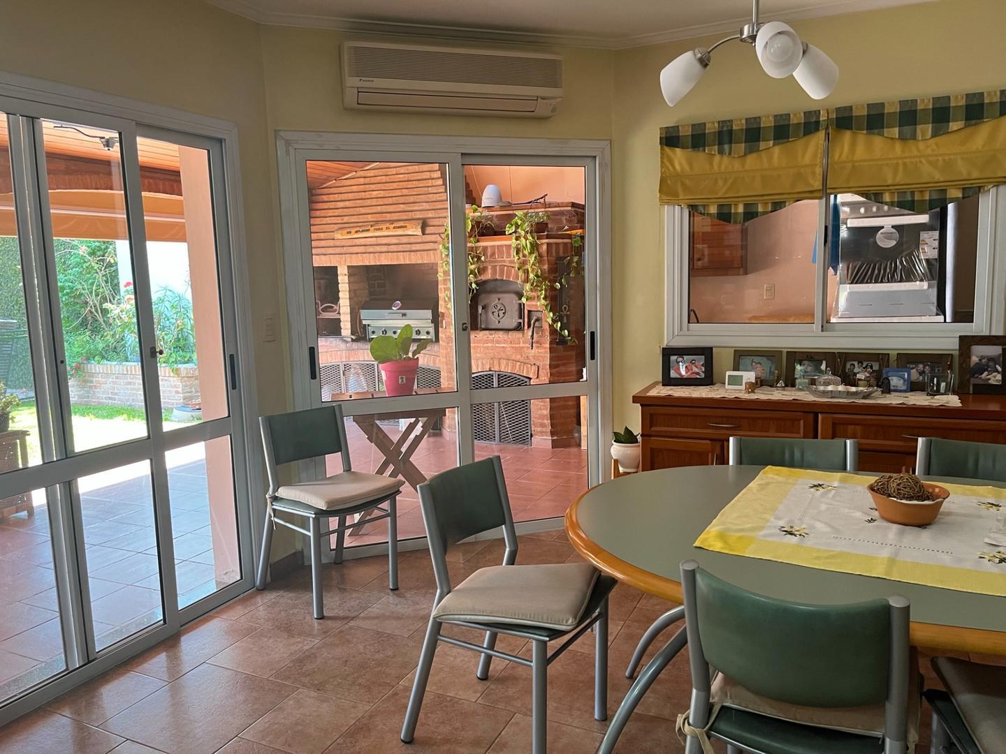 Casa 6 ambientes con 5 baños