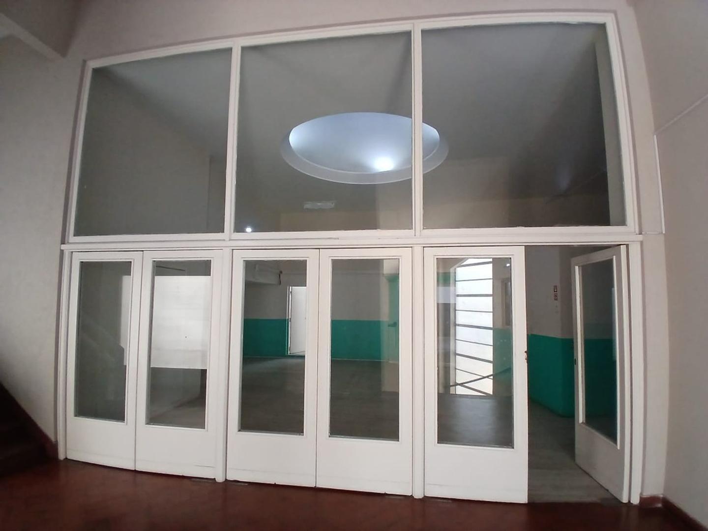 Oficina 4 ambientes con 8 baños