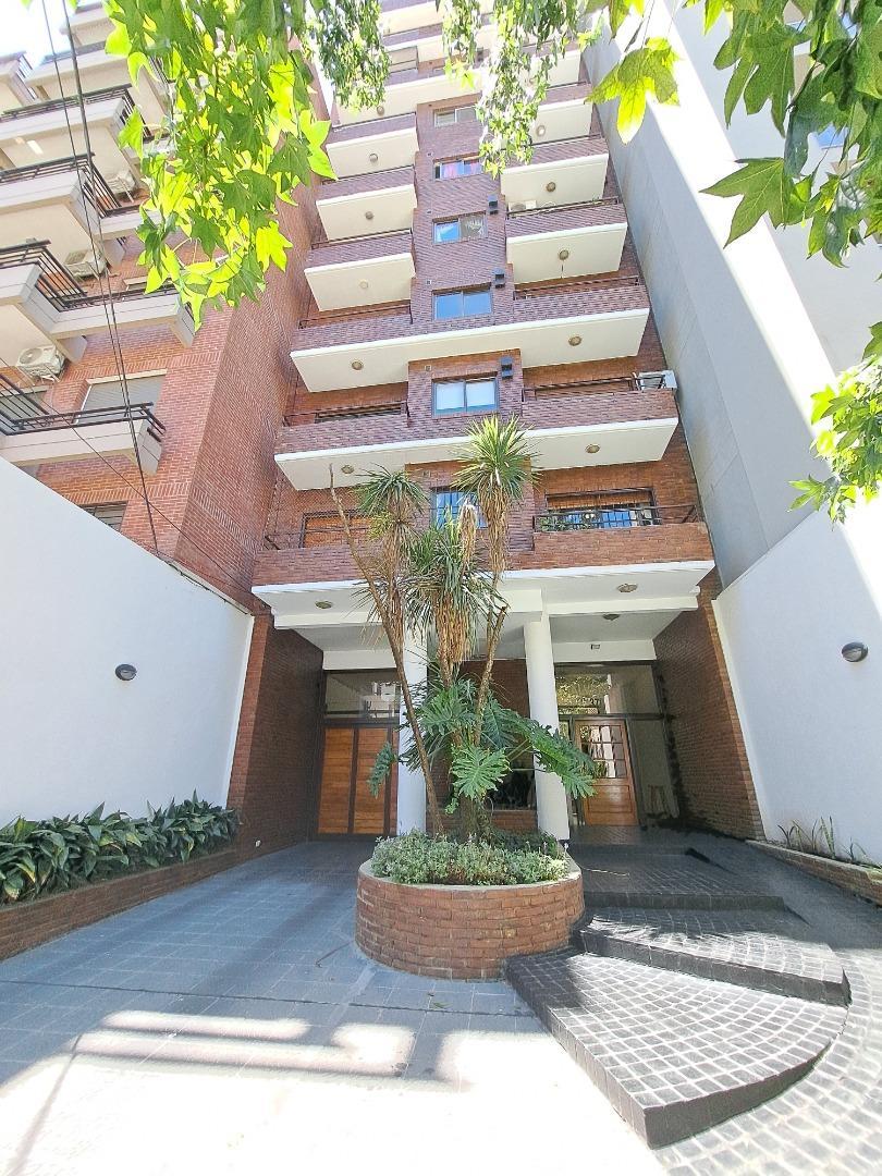 Alquiler. Quilmes ctro. Semipiso 2 amb c/ cochera y baulera.