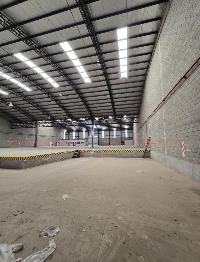 NAVE INDUSTRIAL DE 2400 M² EN PARQUE INDUSTRIAL DE HAEDO