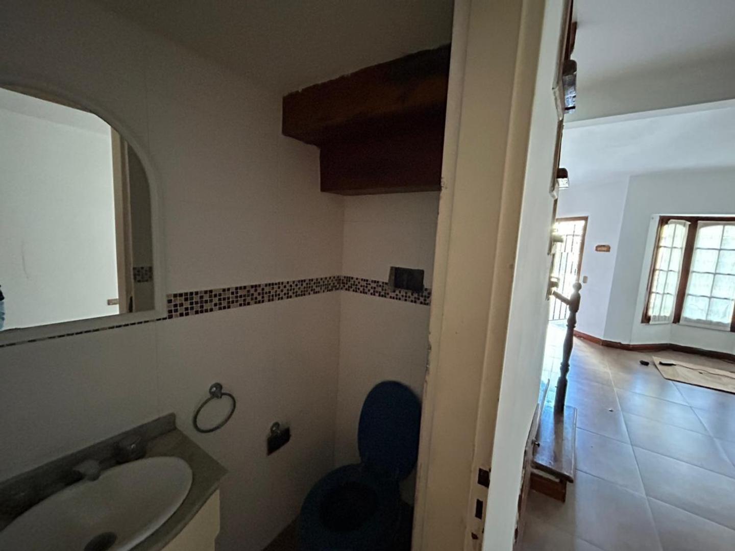 Casa 4 ambientes con 2 baños