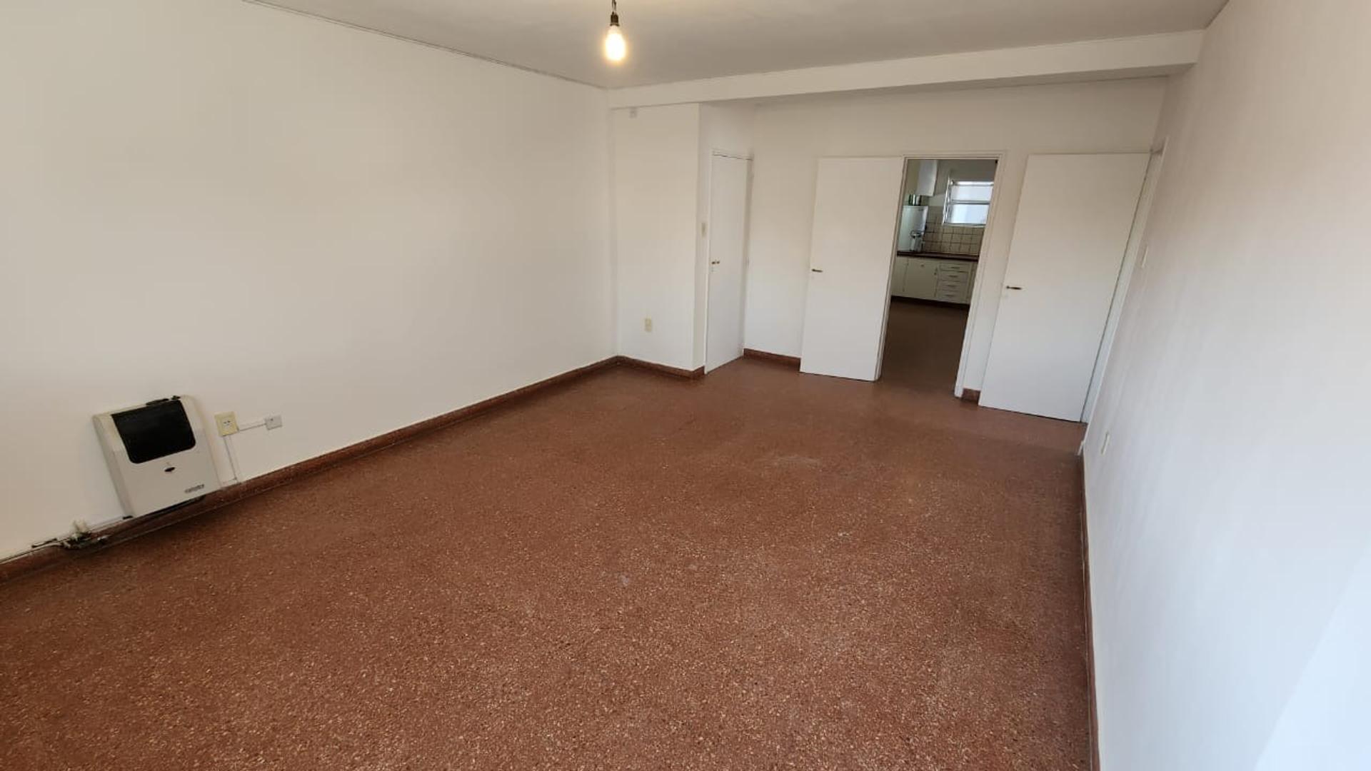 OFICINA EN GODOY CRUZ SOBRE AV. SAN MARTIN