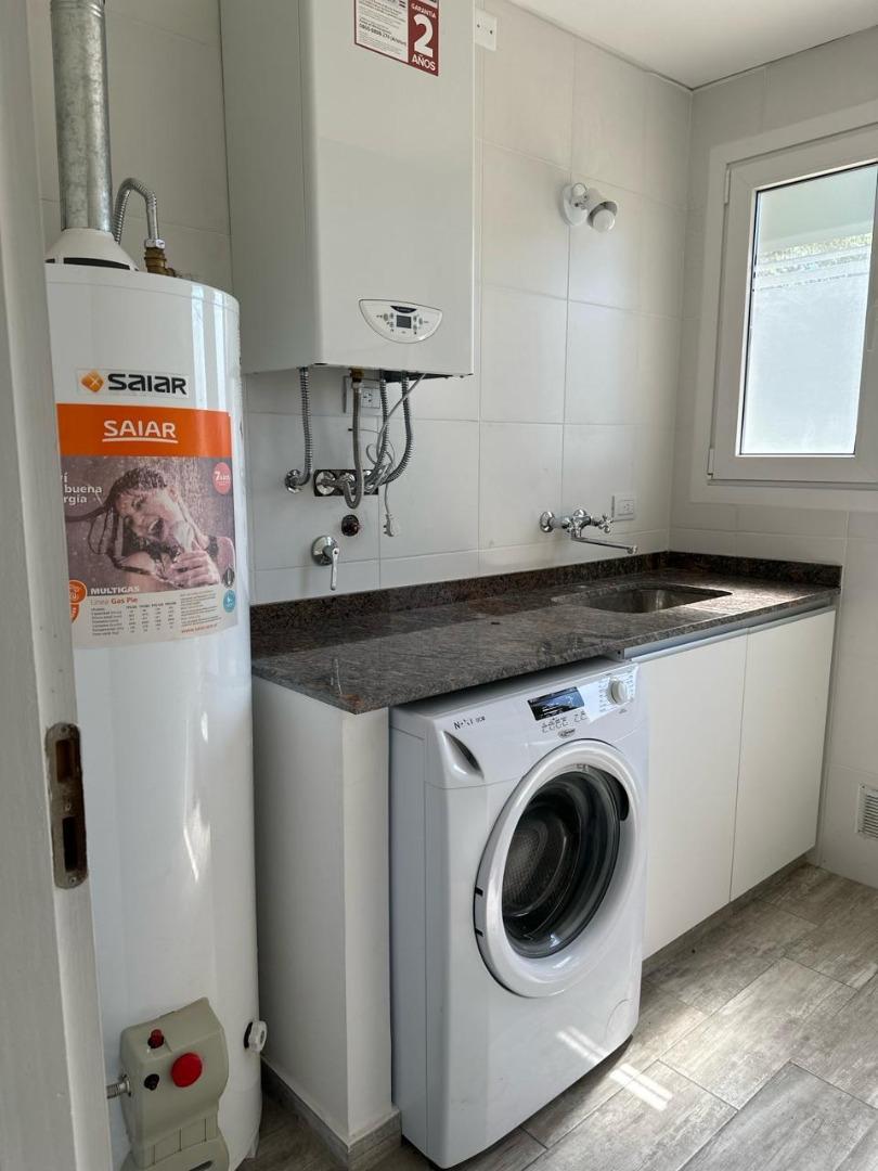 Casa en Alquiler con 3 cocheras