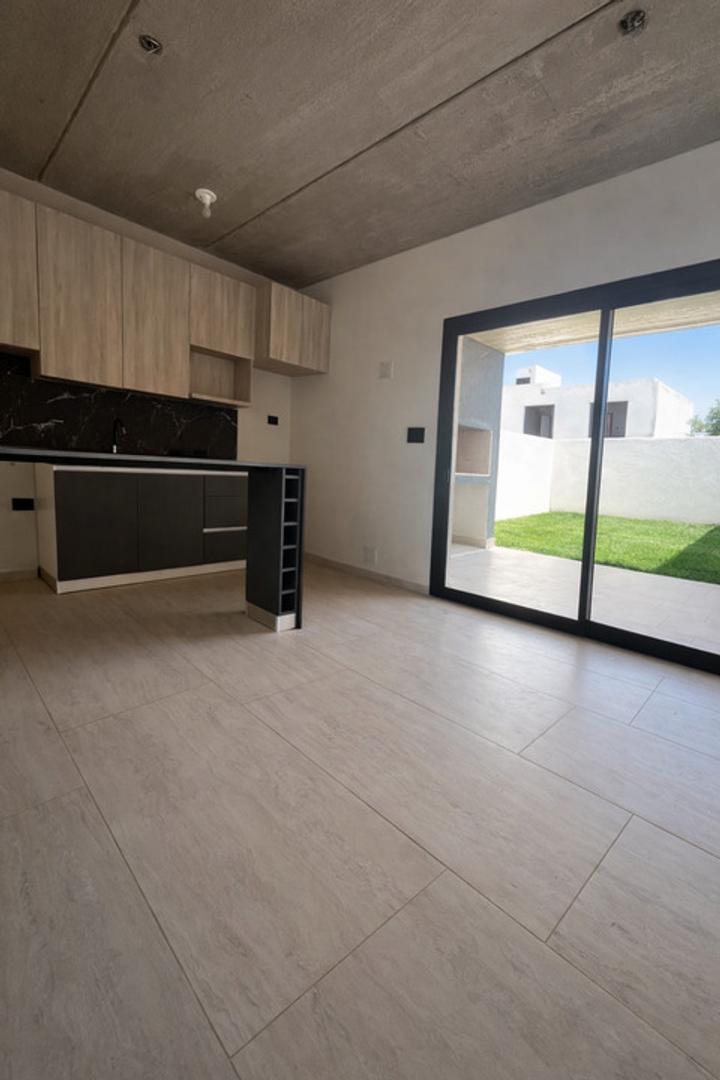 Casa 5 ambientes con 2 baños